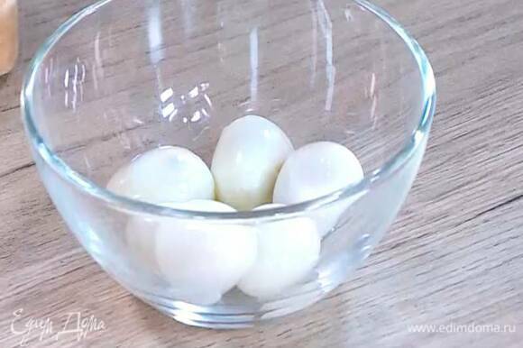 Перепелиные яйца отварить, почистить и разрезать пополам.