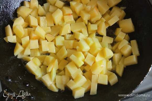 Пока чечевица варится, картофель нарезать кубиком и обжарить немного на растительном масле (или с добавлением сливочного).