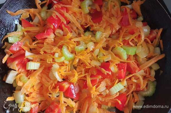 Лук нашинковать, морковь натереть на крупной терке, нарезать сельдерей и перец. На растительном масле обжарить лук 2–3 минуты, добавить морковь. Обжаривать еще минуты 3. Добавить сельдерей и перец. При желании добавить сливочное масло. Обжаривать овощи еще минут 5.