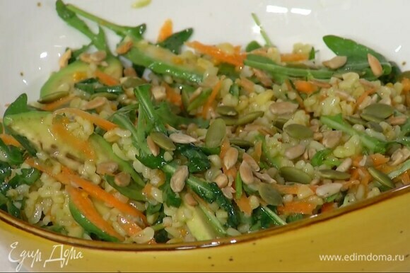 Морковь почистить, натереть на крупной терке и добавить в салат, все перемешать и посыпать семечками.