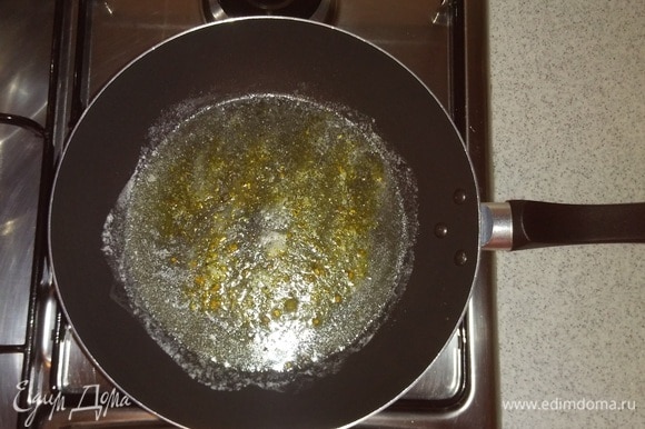 Пока картошка жариться, нужно приготовить овощное дополнение. Для этого на маленькую конфорку плиты поставить разогреваться сковородку, смазав ее растительным маслом. Когда сковорода нагреется, добавить специи, а именно соль, черный молотый перец и сушеный гранулированный чеснок (в ингредиентах он указан как просто сушеный). Перемешать специи с маслом и дать им чуть прогреться (секунд 10).