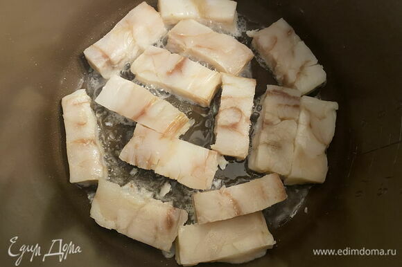 В нагретую чашу мультиварки влейте 2 ст. л. растительного масла, дайте ему нагреться. Выложите минтай и обжарьте до готовности с каждой стороны. Важно не пересушить рыбу. Если вам удобнее, обжарьте рыбу на сковороде, а мультиварку используйте для приготовления маринада.