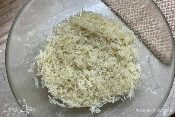 Промойте 1 стакан длиннозерного риса в воде несколько раз. Откиньте на дуршлаг и дайте жидкости стечь.