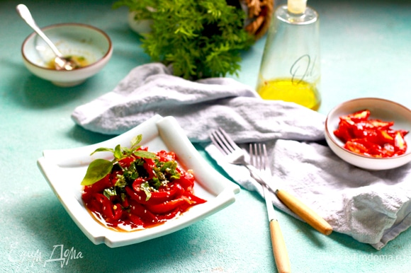 Выложить в салатник перцы, помидоры, полить базиликовой заправкой.