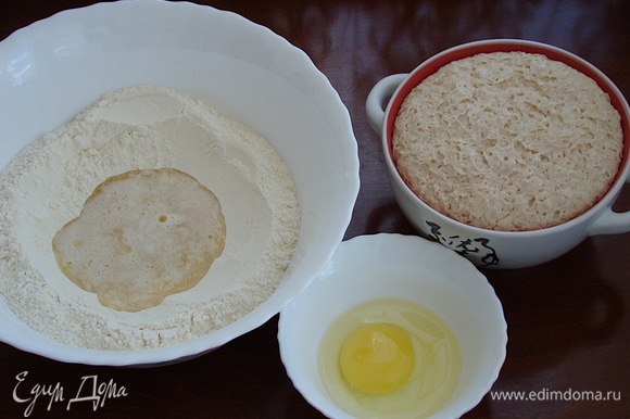В миске просейте муку, добавьте остальную часть сахара к ней, а также щепотку соли и ванилина. Затем влейте растопленное сливочное масло, добавьте куриное яйцо и подошедшую дрожжевую смесь. Замесите тесто.