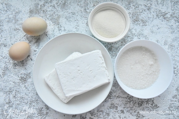 Для приготовления начинки подготовить творог 9% жирности, ванильную эссенцию, яйца, манную крупу, сахар.