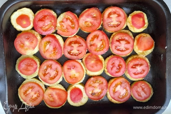 Кружки помидоров выложить на кружки кабачков.