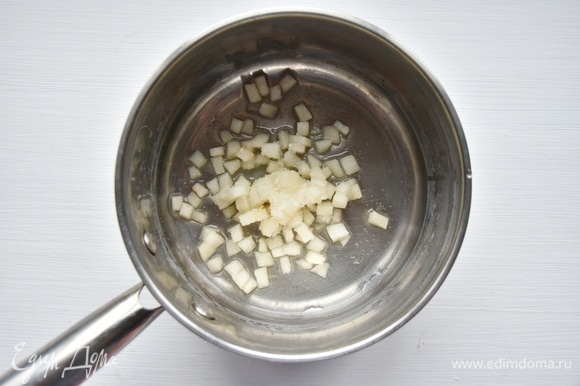В сотейнике смешайте сахар и рисовый уксус, добавьте нарезанную мелкимими кубиками грушу и проварите заправку для риса на среднем огне 2–3 минуты.