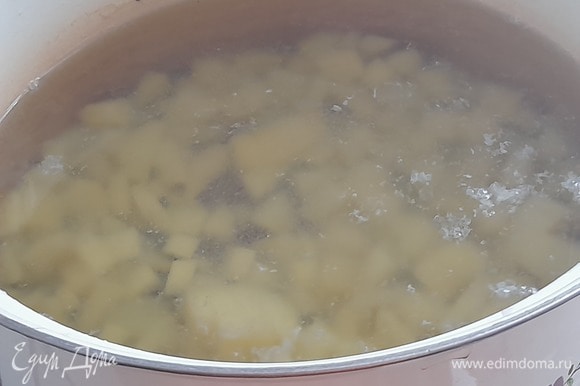 В кипящую воду положите картофель и варите его, пока не станет мягким.