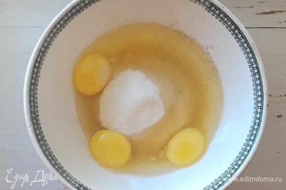 Соедините яйца с сахаром, солью, ванилином (у меня натуральная ваниль) и все взбейте.