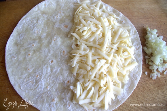 Сборка: на тортилью насыпьте часть сыра.