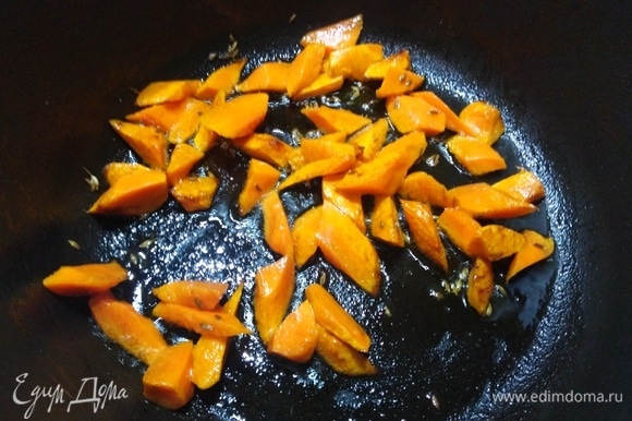 Морковь обжарьте с зирой на растительном масле до полуготовности.