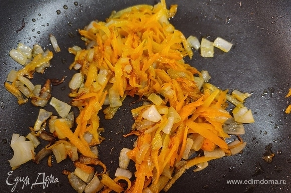 Лук мелко нарезать, морковь натереть на крупной терке. Обжарить овощи до золотистого цвета.