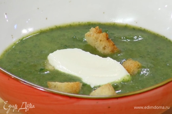 Суп разлить в тарелки, добавить крутоны, сметану, сбрызнуть оливковым маслом.
