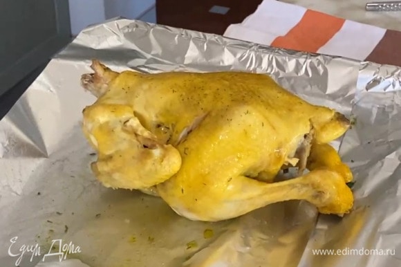 Отваренного цыпленка выложить на выстеленный фольгой противень грудкой вниз, полить небольшим количеством бульона и запекать в разогретой духовке 25–30 минут.