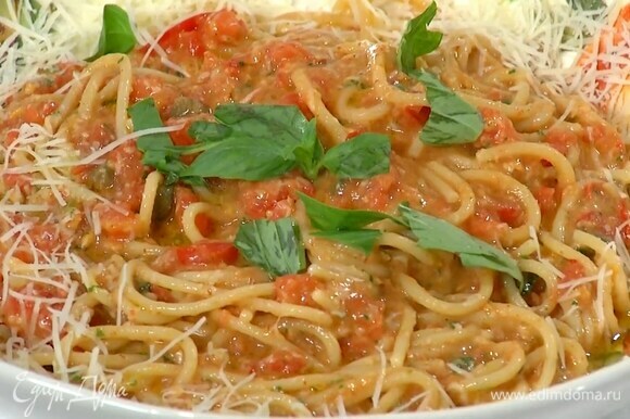 Переложить макароны в глубокую посуду, полить оливковым маслом, посыпать порванными руками листьями базилика и оставшимся сыром.