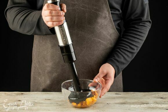 Тыквенное пюре можно сделать из запеченной тыквы: запечь дольки в духовке, а затем измельчить блендером REDMOND RHB-2964 с помощью насадки для пюре.