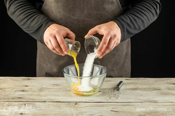 Яйцо взбейте с сахаром с помощью, добавьте растопленное сливочное масло, молоко. Перемешайте.