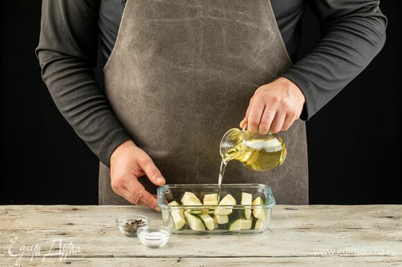 Кабачки нарежьте средними брусочками, полейте оливковым маслом, посолите и поперчите.