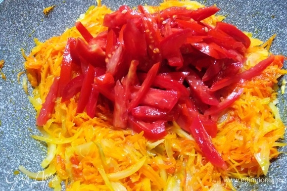 Морковь, перец и лук обжарьте на масле или смальце. Затем добавьте помидоры и снова обжарьте.
