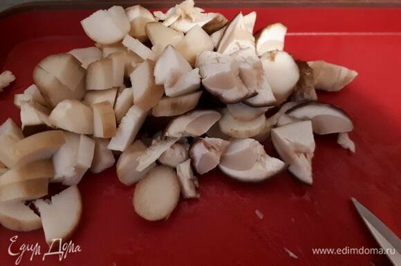 Очистите и нарежьте на кусочки белые грибы. 75 г — это примерно 3–4 средних гриба.