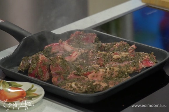 На разогретой сковороде-гриль пожарить замаринованное мясо с одной стороны.