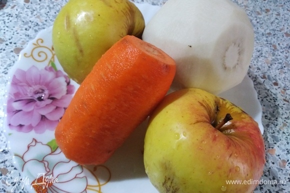 Редьку и морковь почистите, из яблок удалите сердцевину.