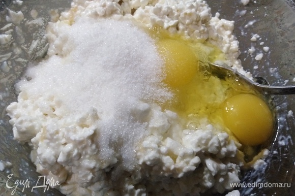 Вбить яйца, добавить соль и 2 ст. л. сахара.