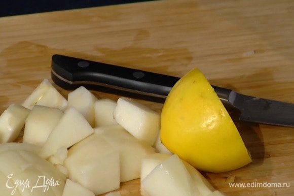 Груши очистить от кожуры и полить выжатым из лимона соком, затем удалить сердцевину, нарезать кубиками и еще немного сбрызнуть лимонным соком.