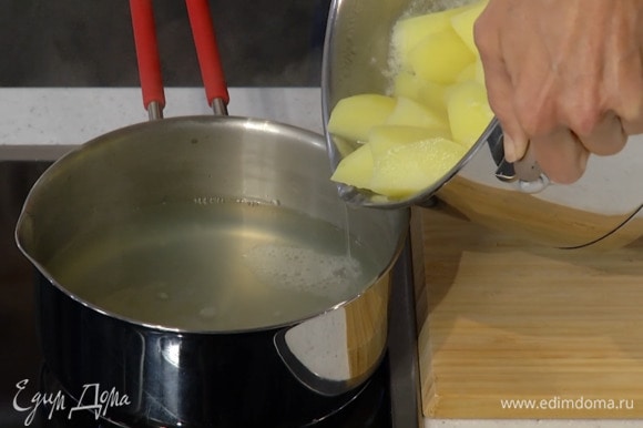 Отварить картошку до готовности без добавления соли, затем большую часть воды слить.