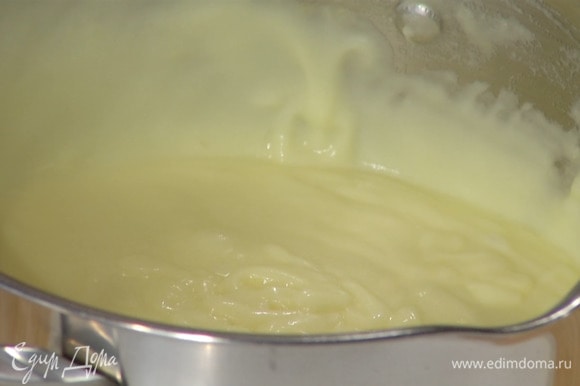 Отваренный картофель посолить, добавить сливочное масло и взбить погружным блендером в пюре.