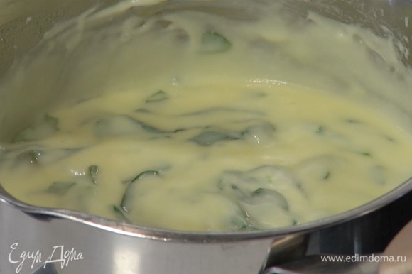 В горячее пюре добавить шпинат, натертый сыр и перемешать все ложкой.