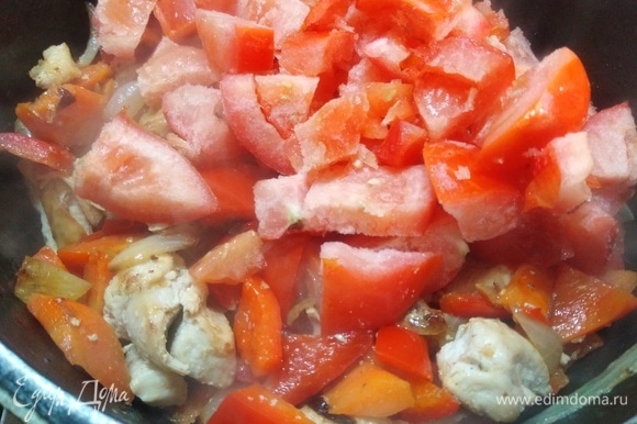 Следом добавить помидоры (у меня замороженные). Жарить смесь 10–15 минут.