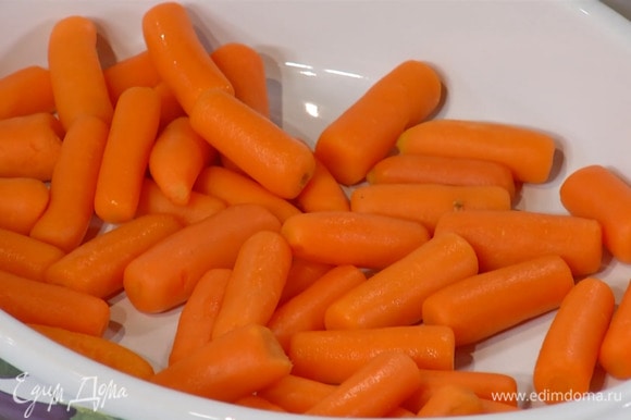 Морковь предварительно разморозить.