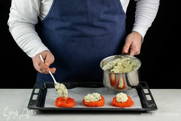Очистите запеченные перцы от шкурки и семян. Наполните картофельно-сырной массой. Запекайте 10 минут при 180°С.