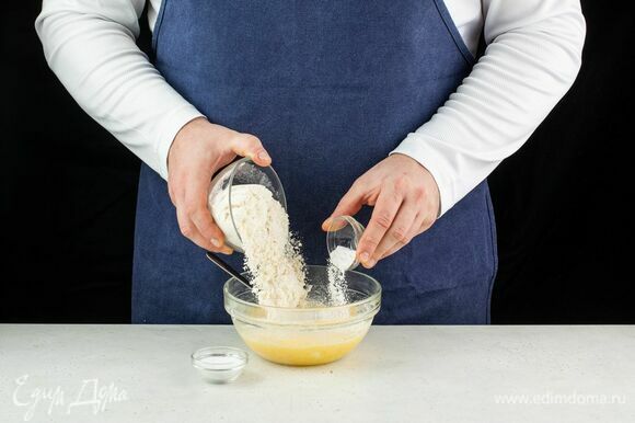 Муку просейте, соедините с солью и разрыхлителем, добавьте в яично-сахарную смесь. Замесите тесто.
