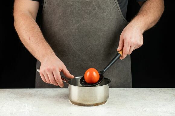 На помидорах сделайте крестообразные надрезы, ошпарьте овощи кипятком и очистите от кожицы.