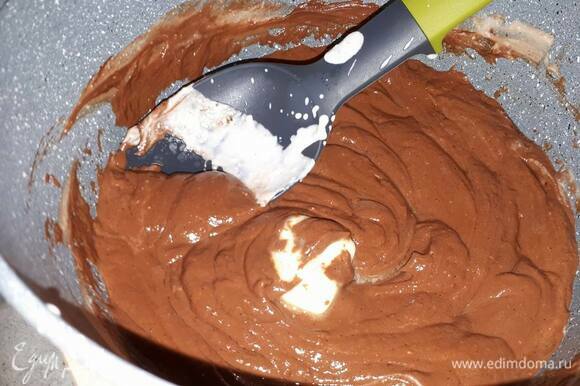 Влейте сливки по частям к шоколаду, размешивая каждый раз до однородного состояния. Затем добавьте масло и хорошо вмешайте его.