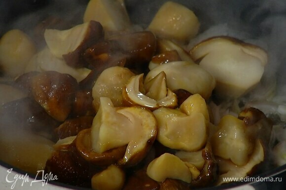 Разогреть в отдельной сковороде оставшееся сливочное и оливковое масло и обжарить шалот, затем добавить грибы, все перемешать и обжарить.