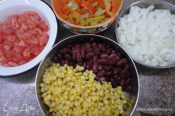 Подготовить овощи: перец нарезать тонкими ломтиками, лук — мелкими кубиками, помидоры очистить от кожицы и нарезать кубиками. С фасоли и кукурузы слить жидкость.