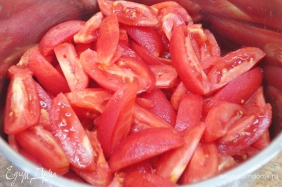 С помощью кипятка очистить помидоры от кожицы, нарезать на четвертинки.
