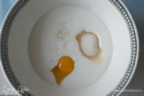 Кефир слегка подогреть. Соединить его с яйцом, солью и сахаром. Взбить до однородности.