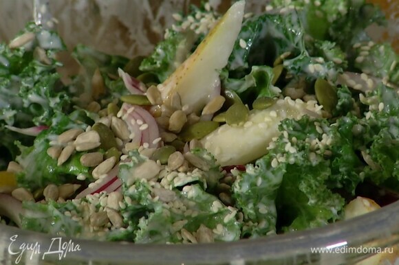Замаринованный лук выложить на салат, посыпать кунжутом и семечками, еще раз перемешать.