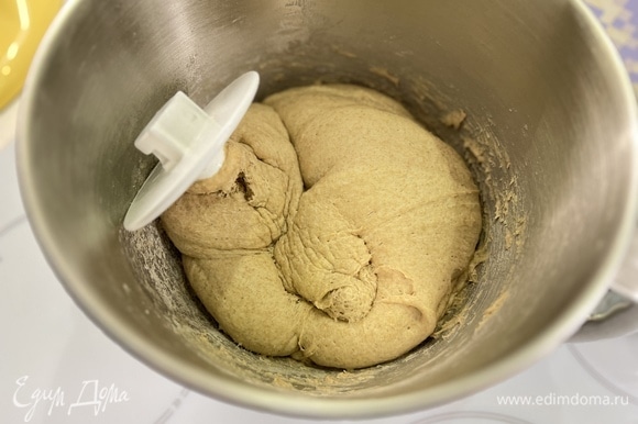 Переложить тесто в смазанный маслом контейнер и оставить для брожения на 60 минут. По истечении времени немного обмять тесто. И снова оставить на 60 минут для брожения.