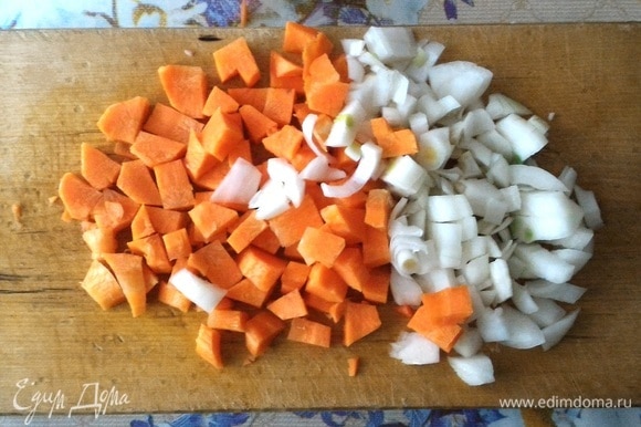 Лук и морковь очистить, вымыть, обсушить. Нарезать овощи крупными кубиками.