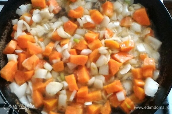 В сковороду добавить растительное масло, разогреть, выложить нарезанные лук и морковь, обжарить до румяности.