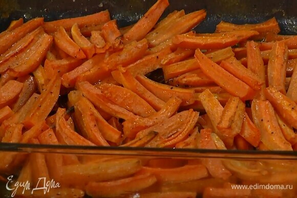 Запекать морковь в разогретой духовке до готовности.