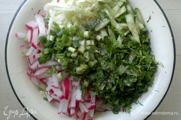 Нарезанные овощи и зелень сложить в миску, перемешать.