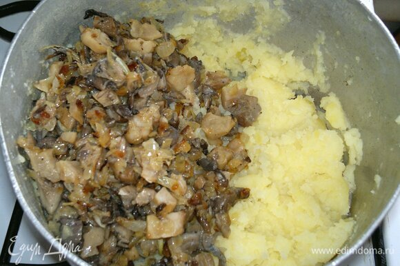 Соединить картофель с луком и грибами, перемешать, попробовать на вкус. При необходимости еще посолить и поперчить начинку. Остудить до комнатной температуры.