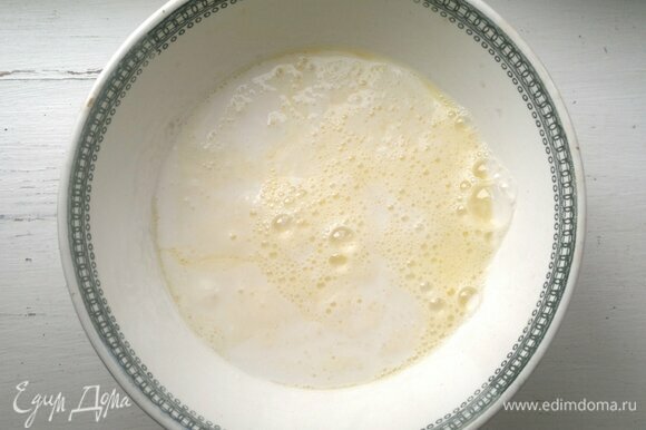 Для теста яйца взбить с сахаром и солью. Влить кефир, перемешать. Всыпать просеянную муку и соду, тщательно перемешать. Постепенно вливать теплое молоко, постоянно размешивая массу до однородности. Сначала влить 1 ст. молока. Если тесто будет густым, влить еще немного молока. Дать тесту постоять 15–20 минут. В конце влить растительное масло, тщательно размешать.